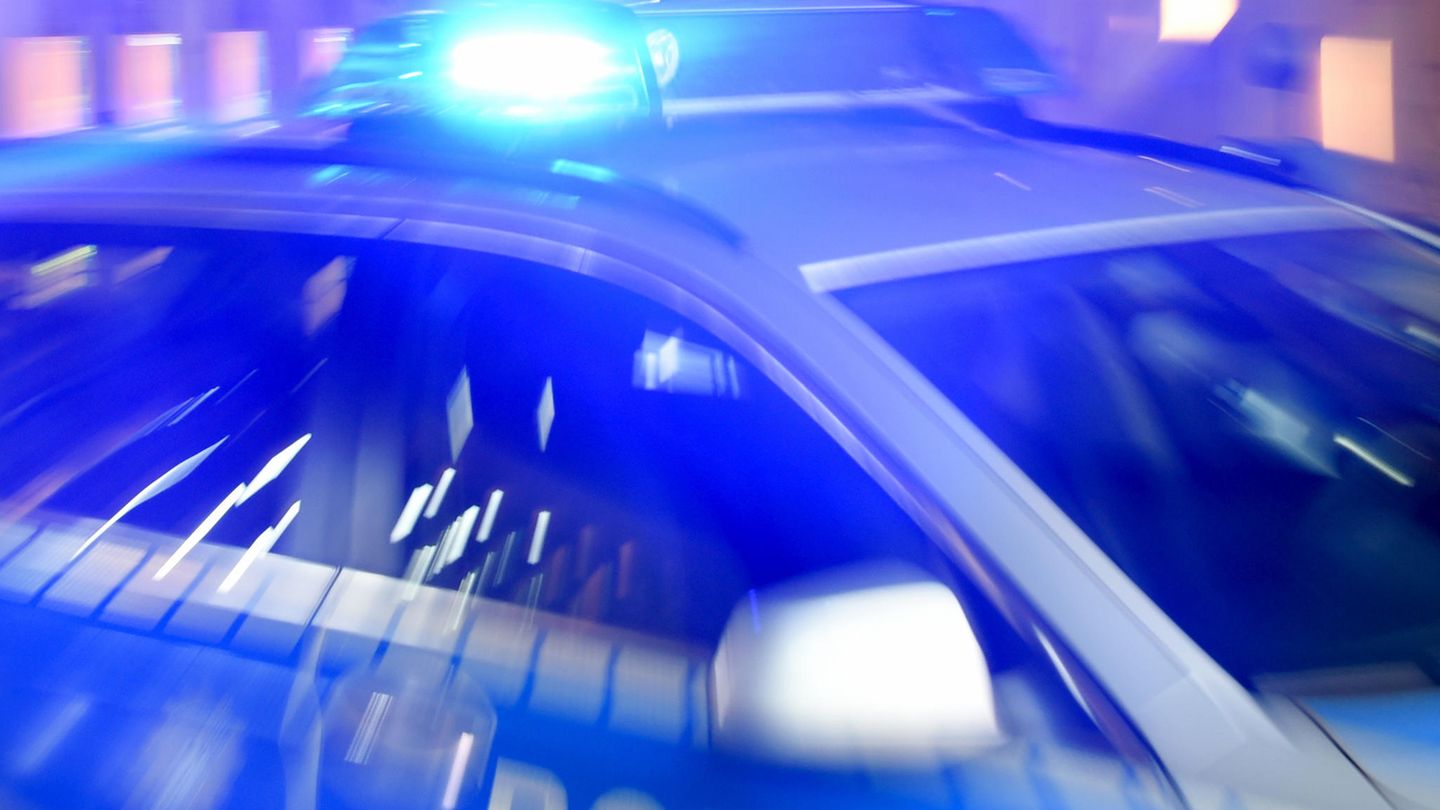 Streifenwagen mit Blaulicht als Symbolfoto für Nachrichten aus Deutschland