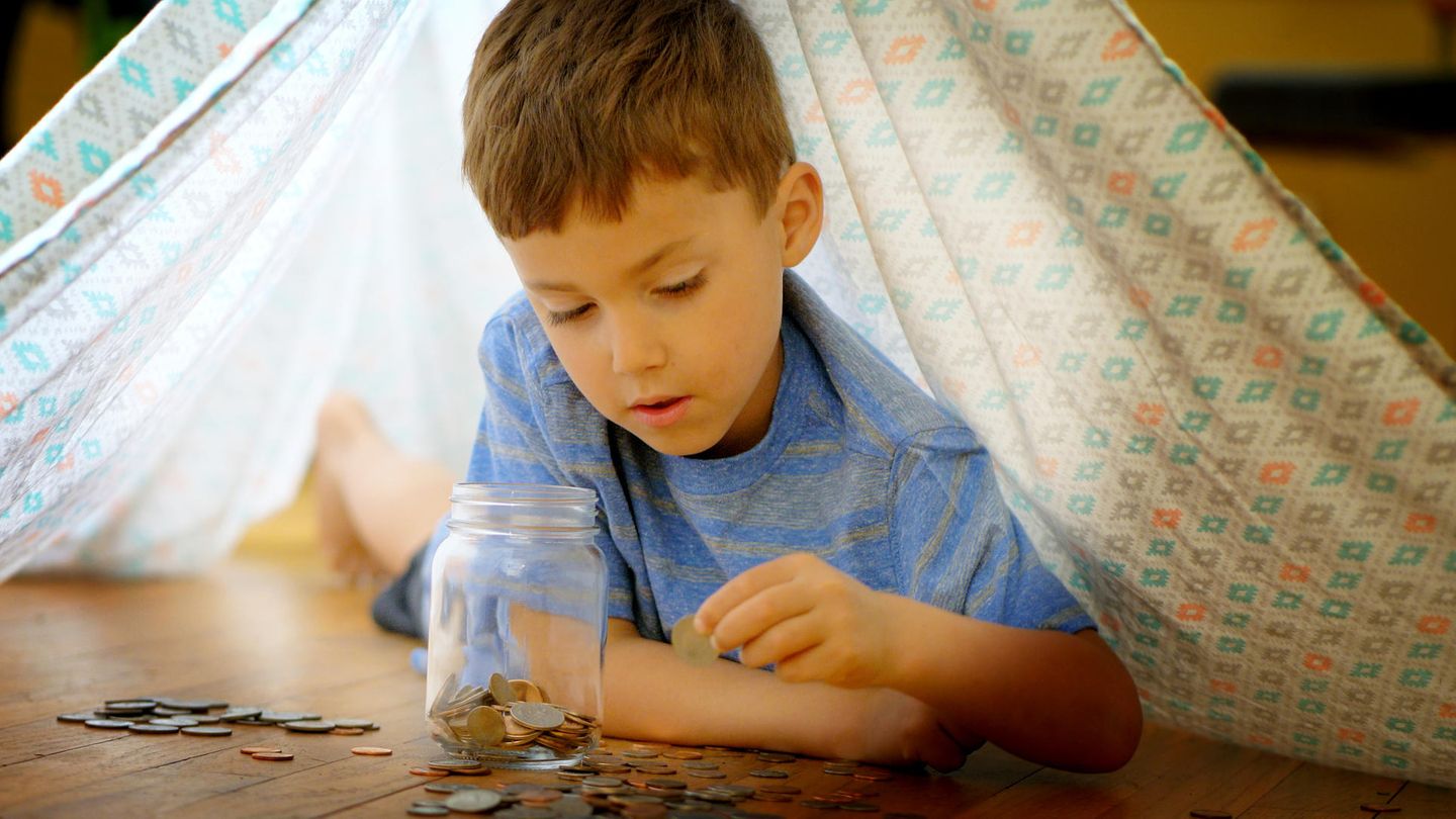 Geld darf kein Tabuthema sein Offen über Finanzen zu reden ist wichtig. Eltern sollten dabei den Entwicklungsstand ihres Kindes berücksichtigen. Mit Vorschulkindern müssen kaum intensive Geldgespräche geführt werden, mit Teenagern aber schon. Ein eigenes Budget zu verwalten, hilft dabei sehr. Dabei sollte es nicht nur um Taschengeld gehen, sondern auch um kleine Nebenjobs.