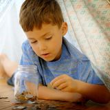 Offen über Finanzen zu reden ist wichtig. Eltern sollten dabei den Entwicklungsstand ihres Kindes berücksichtigen. Mit Vorschulkindern müssen kaum intensive Geldgespräche geführt werden, mit Teenagern aber schon. Ein eigenes Budget zu verwalten, hilft dabei sehr. Dabei sollte es nicht nur um Taschengeld gehen, sondern auch um kleine Nebenjobs.