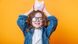 Kinder im Alter von fünf bis acht Jahren sollten den Unterschied zwischen Wollen und Benötigen kennen. In diesem Alter sollten die Kleinen begreifen, dass Geld einen Wert und einen Zweck hat. Um das zu Üben ist ein kleines Taschengeld hilfreich. Hier finden Sie Infos zur Taschengeldhöhe.