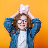 Kinder im Alter von fünf bis acht Jahren sollten den Unterschied zwischen Wollen und Benötigen kennen. In diesem Alter sollten die Kleinen begreifen, dass Geld einen Wert und einen Zweck hat. Um das zu Üben ist ein kleines Taschengeld hilfreich. Hier finden Sie Infos zur Taschengeldhöhe.