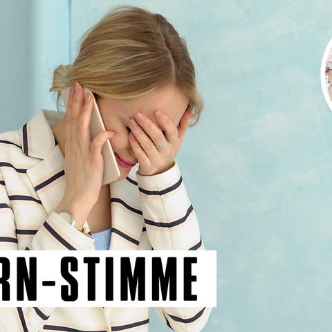 Frau erschrocken am Telefon