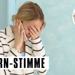 Frau erschrocken am Telefon
