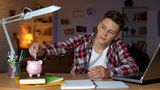Im Alter zwischen 13 und 15 Jahren sollten Kinder anfangen, Preise zu vergleichen, bevor sie etwas kaufen. Auch die ersten kleinen Nebenjobs sind möglich, wie Rasen mähen beim Nachbarn oder auf Kinder aufpassen. Außerdem eine wichtige Lektion: Das Verhältnis von Geld und Zeit sollten die Jugendlichen begriffen haben.