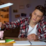 Im Alter zwischen 13 und 15 Jahren sollten Kinder anfangen, Preise zu vergleichen, bevor sie etwas kaufen. Auch die ersten kleinen Nebenjobs sind möglich, wie Rasen mähen beim Nachbarn oder auf Kinder aufpassen. Außerdem eine wichtige Lektion: Das Verhältnis von Geld und Zeit sollten die Jugendlichen begriffen haben.