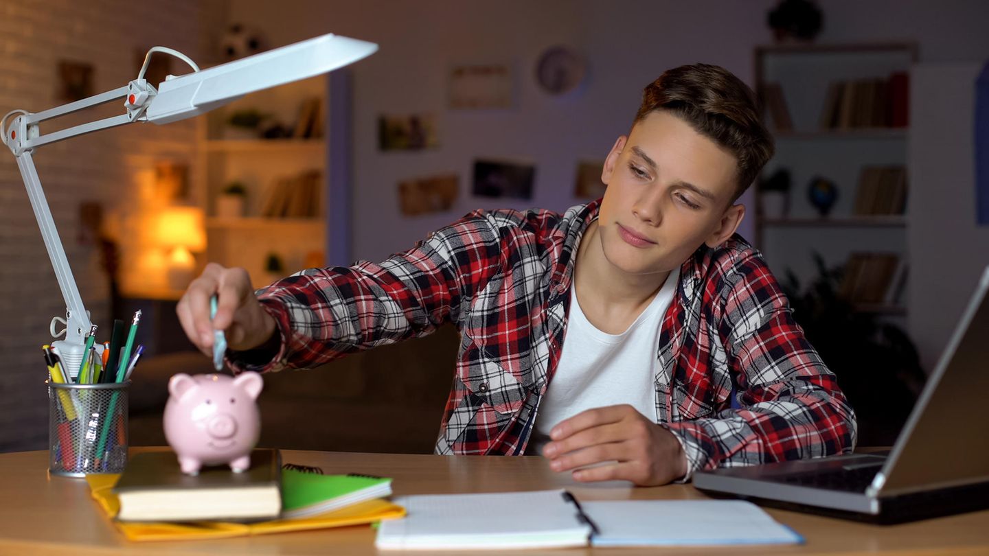 Im Alter zwischen 13 und 15 Jahren sollten Kinder anfangen, Preise zu vergleichen, bevor sie etwas kaufen. Auch die ersten kleinen Nebenjobs sind möglich, wie Rasen mähen beim Nachbarn oder auf Kinder aufpassen. Außerdem eine wichtige Lektion: Das Verhältnis von Geld und Zeit sollten die Jugendlichen begriffen haben.