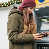 Zwischen 16 und 18 Jahren sollte der Nachwuchs grundlegendes Basiswissen bei Gelddingen haben. Einen Kontoauszug oder eine Gehaltsabrechnung sollten die jungen Erwachsenen lesen und verstehen können. Neben dem Sparen und Ausgeben des Geldes können Eltern in diesem Alter anfangen, ihren Kindern das Investieren näher zu bringen. 