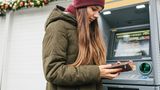 Zwischen 16 und 18 Jahren sollte der Nachwuchs grundlegendes Basiswissen bei Gelddingen haben. Einen Kontoauszug oder eine Gehaltsabrechnung sollten die jungen Erwachsenen lesen und verstehen können. Neben dem Sparen und Ausgeben des Geldes können Eltern in diesem Alter anfangen, ihren Kindern das Investieren näher zu bringen. 