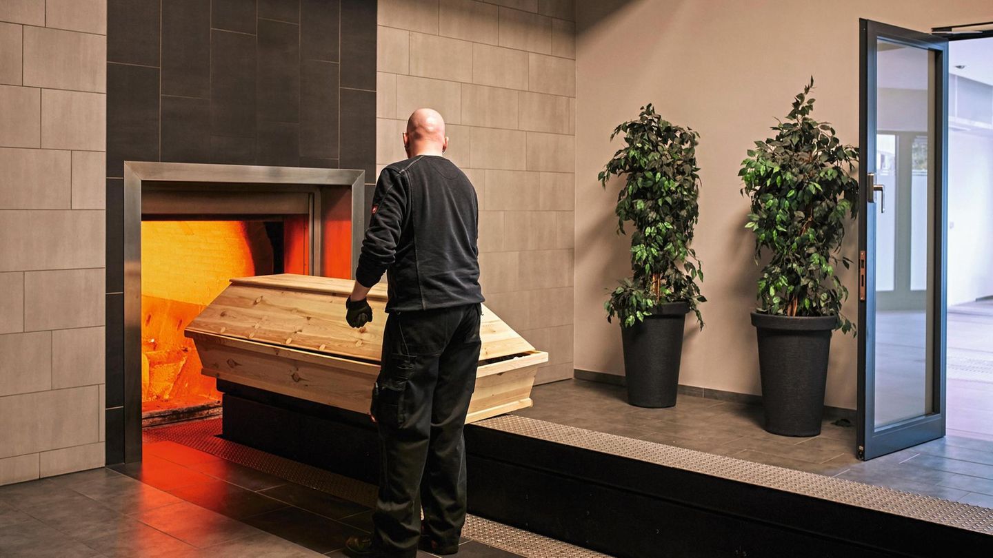 Sargeinfahrt in einen der Öfen des Krematoriums Sargeinfahrt in einen der Öfen des Krematoriums