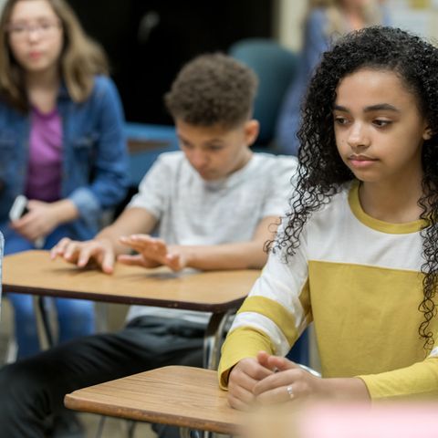 Eine Schulklasse, in der die Schüler nicht glücklich aussehen