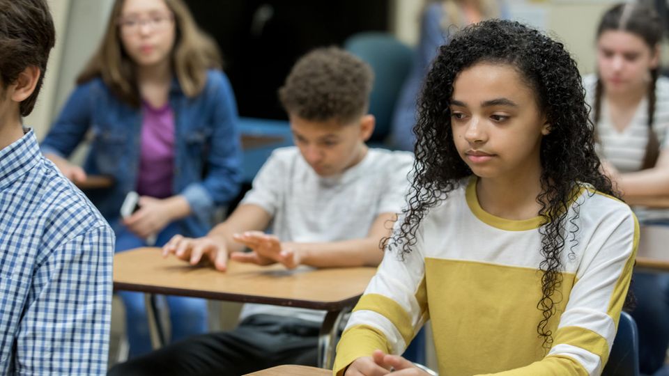 Eine Schulklasse, in der die Schüler nicht glücklich aussehen