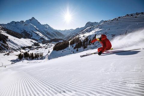 Ein Skifahrer im Skigebiet von Warth