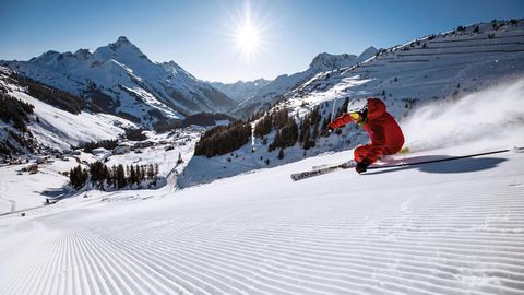 Ein Skifahrer im Skigebiet von Warth