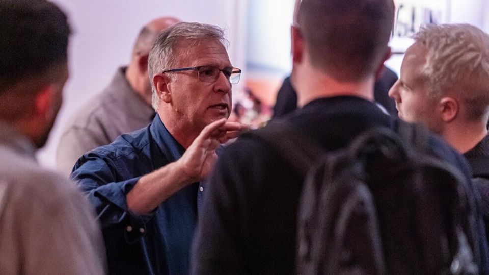 stern-Redakteur Christoph Fröhlich (rechts) im Gespräch mit Apples weltweitem Marketing-Chef Phil Schiller.