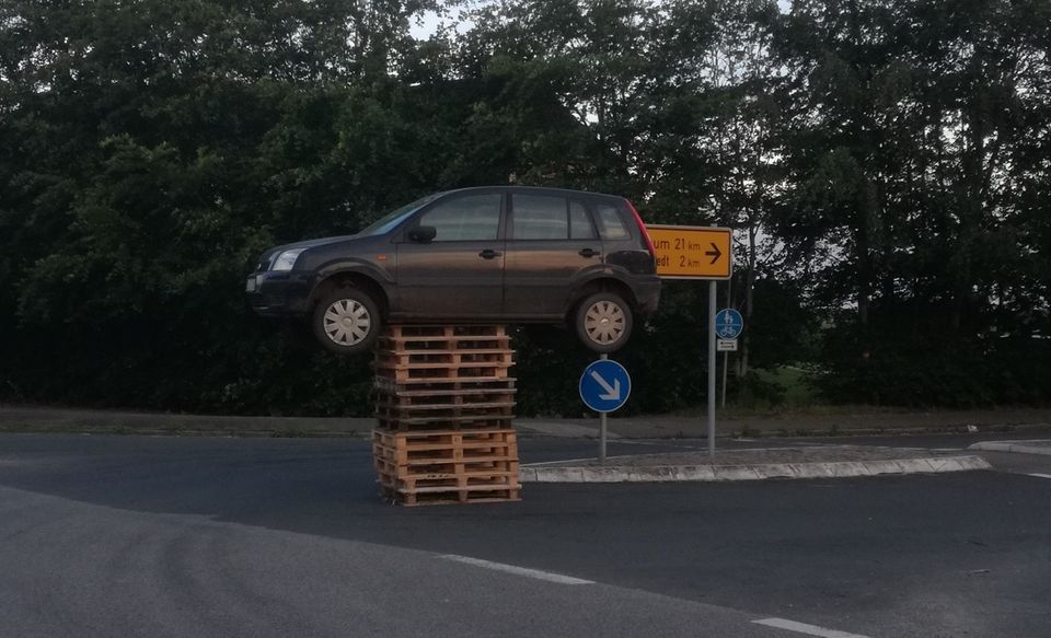 nachrichten aus deutschland pkw auf holzpaletten-turm geparkt nachrichten aus deutschland pkw auf holzpaletten-turm geparkt