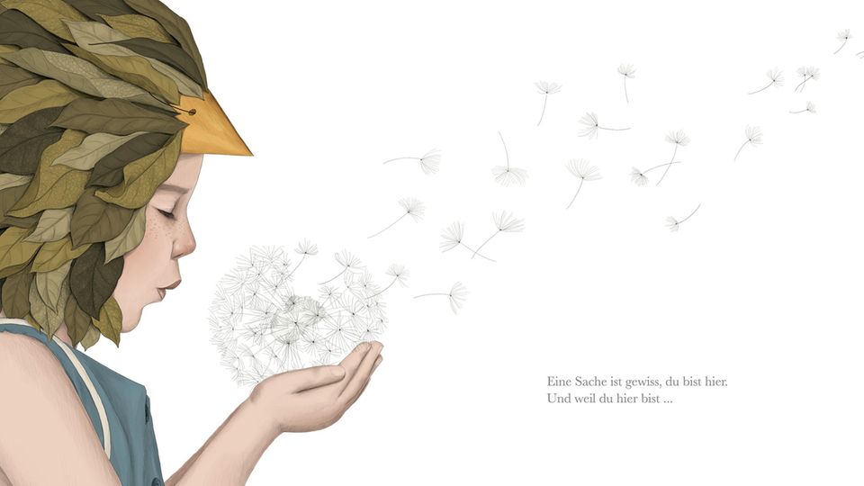 Ein Kind pustet in eine Pusteblume