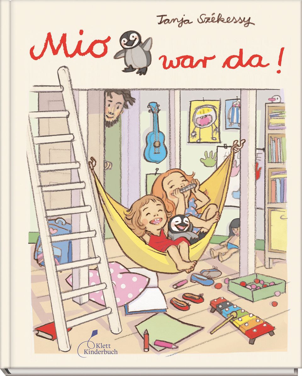 Zwei Kinder liegen in der Hängematte und haben Spaß