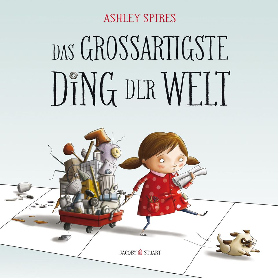 Ein Mädchen zieht einen Bollerwagen voller Schrott hinter sich her