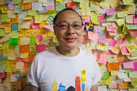 Benny Tai posiert für das Foto vor de "Democray Wall" (Demokratie-Wand) im Regierungsgebäude von Hongkong