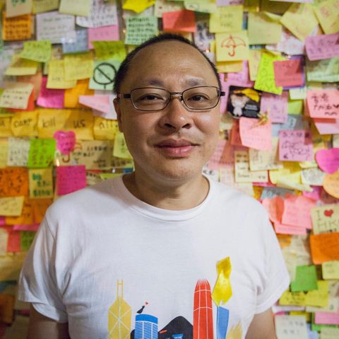 Benny Tai posiert für das Foto vor de "Democray Wall" (Demokratie-Wand) im Regierungsgebäude von Hongkong