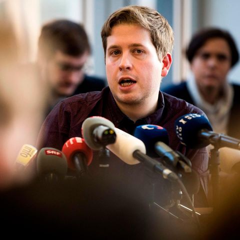 Kevin Kühnert spricht in mehrere Mikrofone