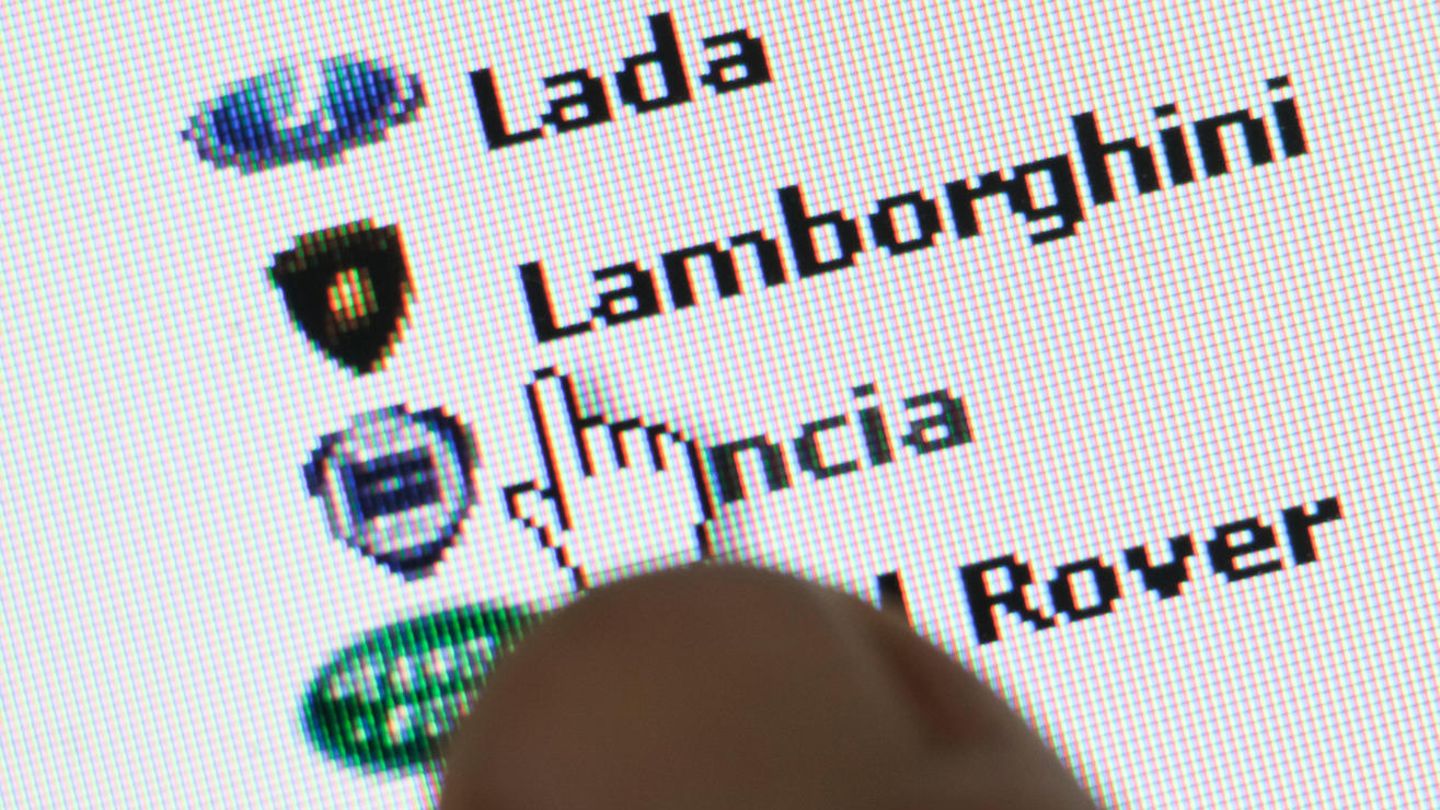 Ein Finger zeigt auf eine Anzeige in einem Internet-Portal für Autos