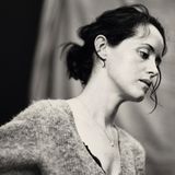 Jede der abgebildeten Frauen taucht zwei Mal auf: Einmal im Kostüm und komplett fürs Shooting hergerichtet - und einmal ungeschminkt, wie hier die aus der Netflix-Serie "The Crown" bekannte Schauspielerin Claire Foy.