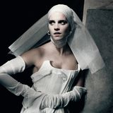 Ganz in Weiß ist die von Emma Watson verkörperte Julia, die sehnsüchtig auf ihren Romeo zu warten scheint.