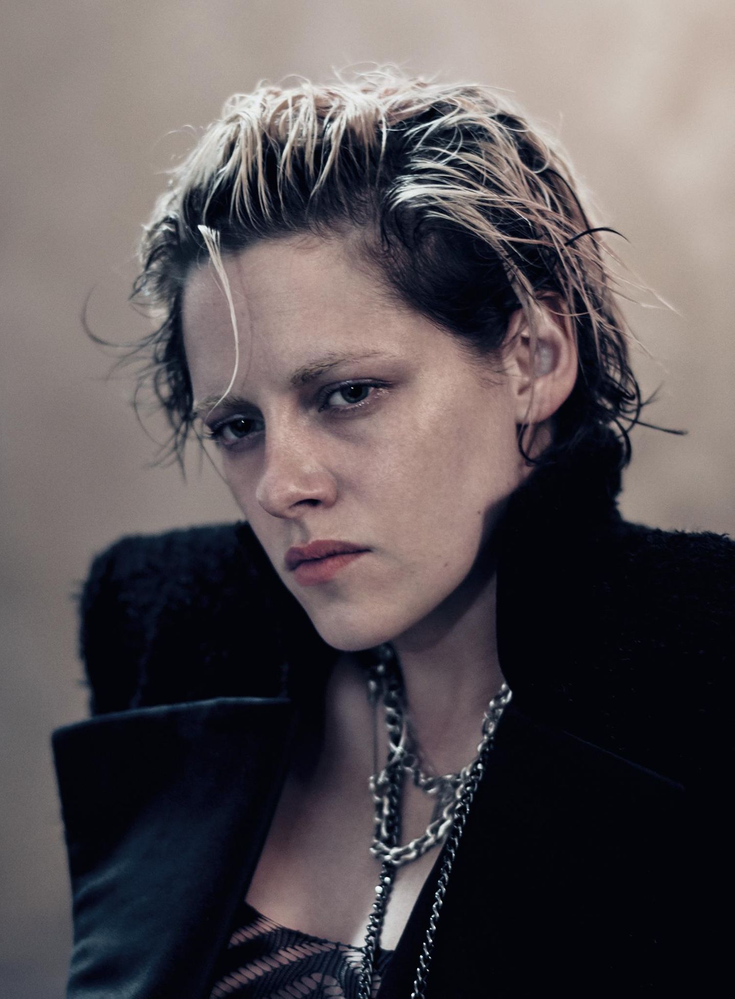 Schauspielerin Kristen Stewart wurde durch die Verfilmung der Vampirroman-Reihe "Twilight" bekannt. Paolo Roversi inszeniert sie als androgyne Julia.