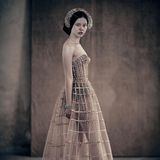 Auch Mia Goth verkörpert einen ungewöhnlichen Frauentypus: Die britische Schauspielerin wurde im November 1993 als Tochter eines Kanadiers und einer Brasilianerin geboren. 