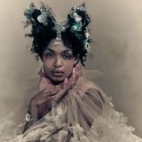 "In jeder Frau lebt eine Julia, und ich werde nie aufhören, sie zu suchen“, sagt Roversi über Projekt. Dabei setzt er auf vielfältige Frauentypen. So holte er auch die in den USA geborene Schauspielerin Yara Sayeh Shahidi ans Set - die als Tochter eines iranischen Vaters und einer afroamerikanischen Mutter gleich mehrere Kulturen in sich vereint.