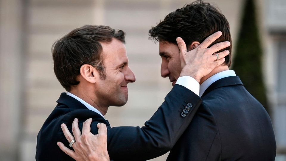 Emmanuel Macron (L) bids farewell to Canadian Prime Minister Justin Trudeau