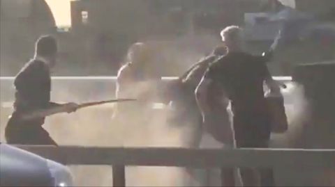 In einem Video ist zu sehen, wie mehrere mutige Passanten den Attentäter auf der London Bridge stoppen