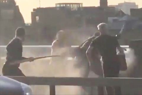 In einem Video ist zu sehen, wie mehrere mutige Passanten den Attentäter auf der London Bridge stoppen