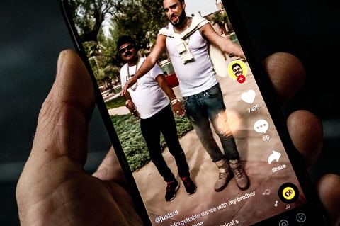 Zwei Männer streamen auf Tiktok eine Gesangseinlage