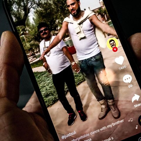Zwei Männer streamen auf Tiktok eine Gesangseinlage