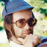 Elton John mit kleiner Baseballkappe