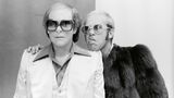 Elton John streckt seiner Wachsfigur die Zunge heraus