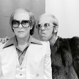 Elton John streckt seiner Wachsfigur die Zunge heraus