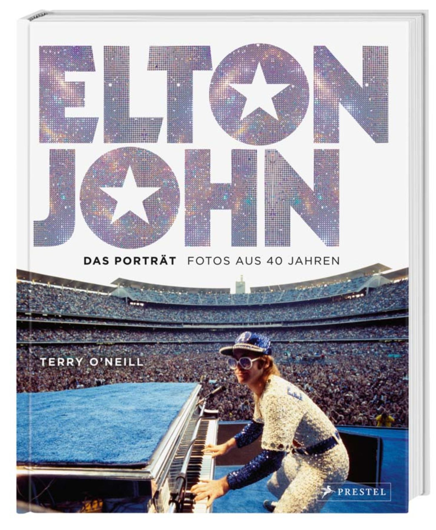 Cover mit Elton John, der in einem ausverkauften Stadion Flügel spielt