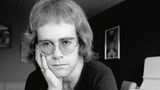 Elton John mit Pagenkopf und achteckiger Brille