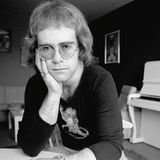 Elton John mit Pagenkopf und achteckiger Brille
