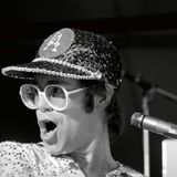 Elton John am Klavier bei einem Live-Auftritt