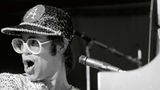 Elton John am Klavier bei einem Live-Auftritt