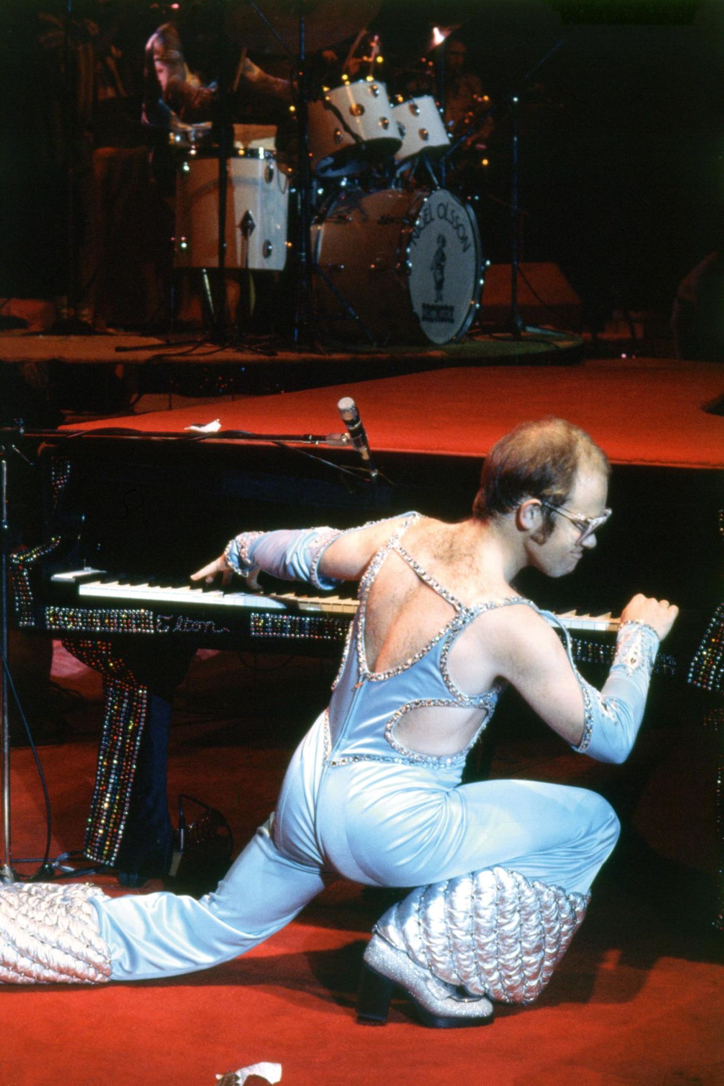 Elton John spielt bei einem Konzert auf einem Flügel