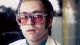 Elton John im weißen Anzug und mit einer auffälligen Sonnenbrille
