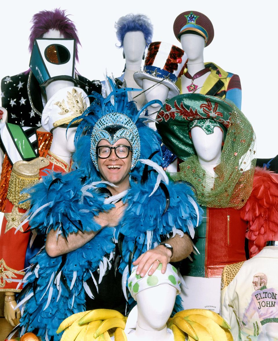 Elton John in einem blauen Federkostüm