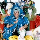 Elton John in einem blauen Federkostüm