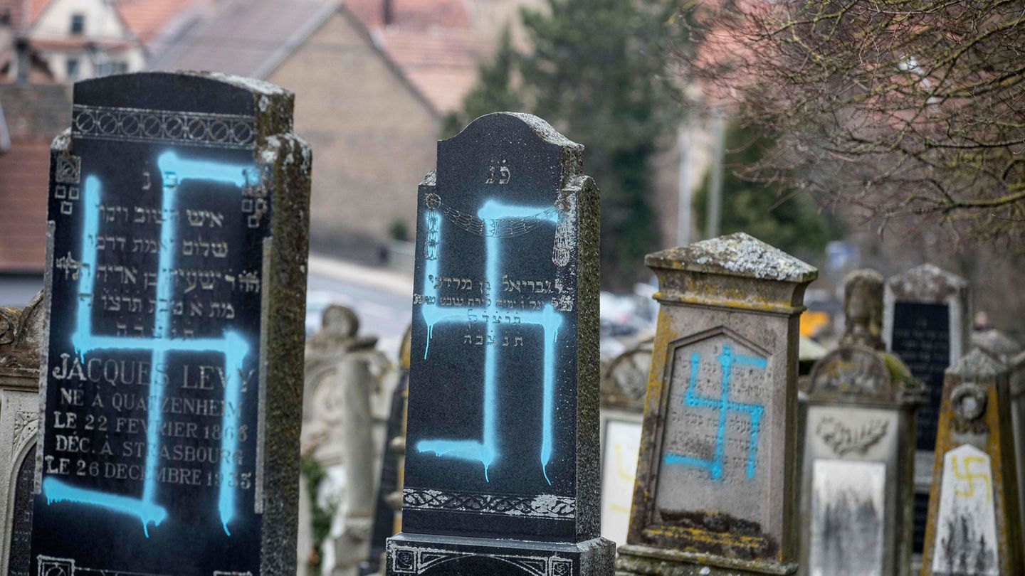 Mit Hakenkreuz beschmierte Grabsteine auf einem Friedhof