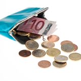 Bereits zum 1. Januar 2019 stieg der Mindestlohn auf 9,19 Euro pro Stunde. Ab dem 1. Januar 2020 liegt der Mindestlohn bei 9,35 Euro. Auch Auszubildende bekommen eine Mindestvergütung. Ab Januar 2020 müssen sie mindestens 515 Euro im Monat verdienen. Bis 2023 wird dieser Betrag auf 620 Euro angehoben. Diese Regelung greift, wenn kein Tarifvertrag vorliegt. Wer schon in der Ausbildung ist, profitiert nicht von der Neuerung.